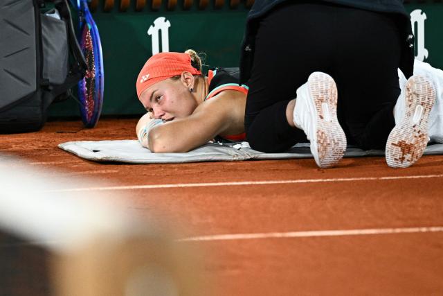 Russia's Diana Shnaider receives medical treatment as she plays against Poland's Maja Chwalinska during their women's semi final singles match on day 12 of the French Open tennis tournament on Court Philippe-Chatrier at the Roland-Garros Complex in Paris on June 4, 2026. (Photo by JULIEN DE ROSA / AFP)