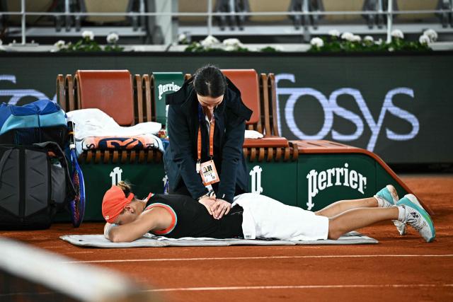 Russia's Diana Shnaider receives medical treatment as she plays against Poland's Maja Chwalinska during their women's semi final singles match on day 12 of the French Open tennis tournament on Court Philippe-Chatrier at the Roland-Garros Complex in Paris on June 4, 2026. (Photo by JULIEN DE ROSA / AFP)