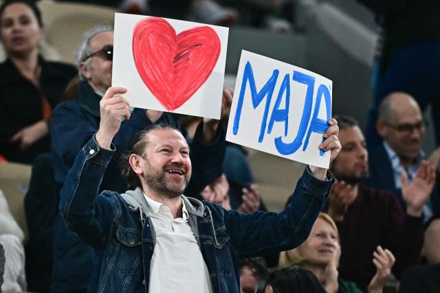 A spectator cheers Poland's Maja Chwalinska as she plays against Russia's Diana Shnaider during their women's semi final singles match on day 12 of the French Open tennis tournament on Court Philippe-Chatrier at the Roland-Garros Complex in Paris on June 4, 2026. (Photo by JULIEN DE ROSA / AFP)