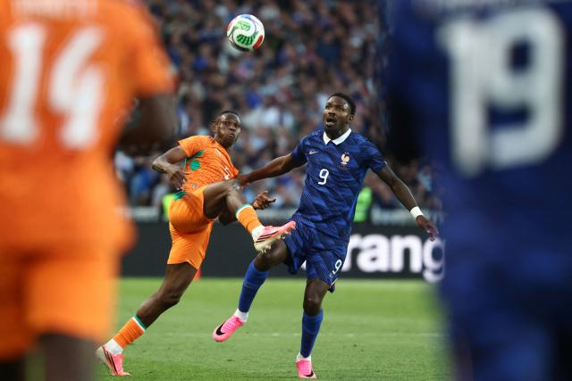 Ivory Coast's defender #05 Wilfried Stephane Singo and France's forward #09 Marcus Thuram fight for the ball during the international friendly football match between France and Ivory Coast ahead of the 2026 FIFA World Cup football tournament at the Stade de la Beaujoire in Nantes, western France, on June 4, 2026. (Photo by FRANCK FIFE / AFP)