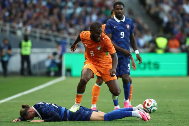 Ivory Coast's midfielder #08 Franck Kessie jumps over France midfielder #14 Adrien Rabiot for the ball during the international friendly football match between France and Ivory Coast ahead of the 2026 FIFA World Cup football tournament at the Stade de la Beaujoire in Nantes, western France, on June 4, 2026. (Photo by FRANCK FIFE / AFP)