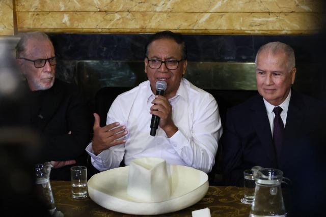 Peru's presidential candidate for the Juntos por el Peru party Roberto Sanchez (C) speaks flanked by former presidential candidates Ricardo Belmont (L) and Alfonso Lopez-Chau during a press conference in Lima on June 4, 2026. Right-wing candidate Keiko Fujimori and leftist Roberto Sanchez will face off in Peru's presidential runoff on June 7, 2026. (Photo by Connie FRANCE / AFP)