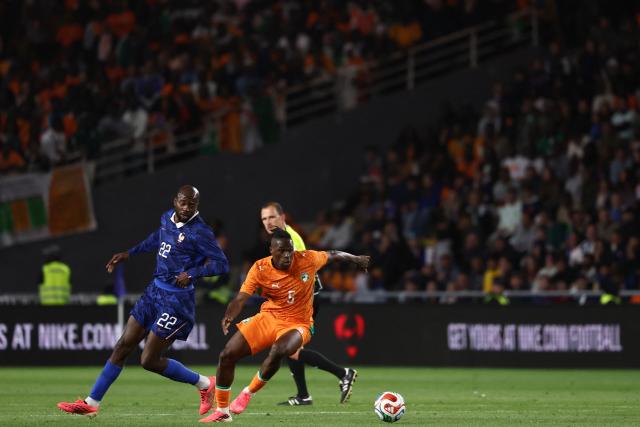 France's forward #22 Jean Mateta (R) fights for the ball with Ivory Coast's defender #05 Wilfried Stephane Singo (R) during the international friendly football match between France and Ivory Coast ahead of the 2026 FIFA World Cup football tournament at the Stade de la Beaujoire in Nantes, western France, on June 4, 2026. (Photo by FRANCK FIFE / AFP)