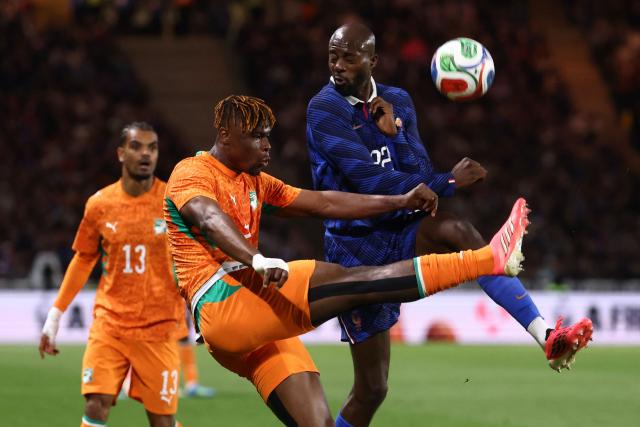Ivory Coast's defender #20 Emmanuel Agbadou (C) fights for the ball with France's forward #22 Jean Mateta (R) during the international friendly football match between France and Ivory Coast ahead of the 2026 FIFA World Cup football tournament at the Stade de la Beaujoire in Nantes, western France, on June 4, 2026. (Photo by FRANCK FIFE / AFP)