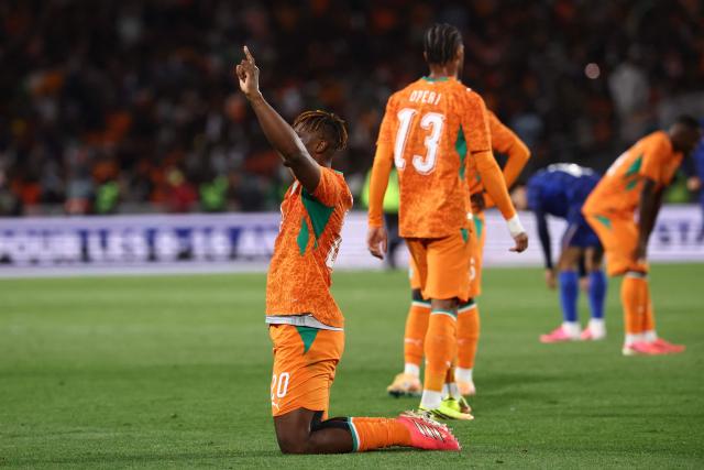 Ivory Coast's defender #20 Emmanuel Agbadou and teammates celebrate winning the international friendly football match between France and Ivory Coast ahead of the 2026 FIFA World Cup football tournament at the Stade de la Beaujoire in Nantes, western France, on June 4, 2026. (Photo by FRANCK FIFE / AFP)