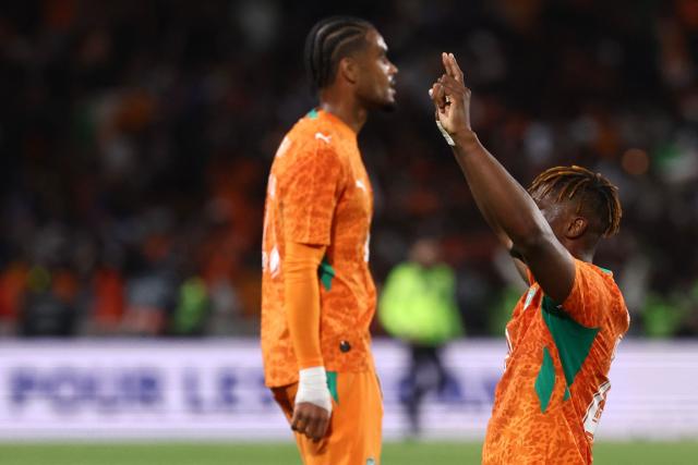 Ivory Coast's defender #20 Emmanuel Agbadou and teammates celebrate winning the international friendly football match between France and Ivory Coast ahead of the 2026 FIFA World Cup football tournament at the Stade de la Beaujoire in Nantes, western France, on June 4, 2026. (Photo by FRANCK FIFE / AFP)