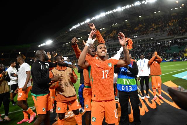 Ivory Coast's defender #17 Guela Doue and teammates celebrate their 1-2 victory after the international friendly football match between France and Ivory Coast ahead of the 2026 FIFA World Cup football tournament at the Stade de la Beaujoire in Nantes, western France, on June 4, 2026. (Photo by Loic VENANCE / AFP)