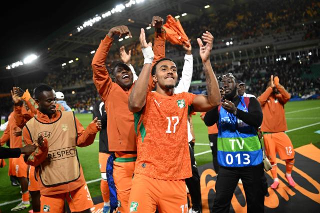 Ivory Coast's defender #17 Guela Doue and teammates celebrate their 1-2 victory after the international friendly football match between France and Ivory Coast ahead of the 2026 FIFA World Cup football tournament at the Stade de la Beaujoire in Nantes, western France, on June 4, 2026. (Photo by Loic VENANCE / AFP)