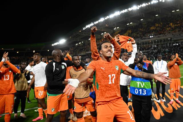 Ivory Coast's defender #17 Guela Doue and teammates celebrate their 1-2 victory after the international friendly football match between France and Ivory Coast ahead of the 2026 FIFA World Cup football tournament at the Stade de la Beaujoire in Nantes, western France, on June 4, 2026. (Photo by Loic VENANCE / AFP)