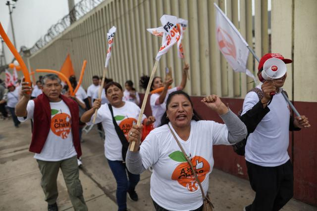 Supporters of Peru's presidential candidate for the Fuerza Popular party, Keiko Fujimori, chant slogans as they wait for her arrival at a closing campaign rally in Lima on June 4, 2026. Right-wing candidate Keiko Fujimori and leftist Roberto Sanchez will face off in Peru's presidential runoff on June 7, 2026. (Photo by Anthony NINO DE GUZMAN / AFP)