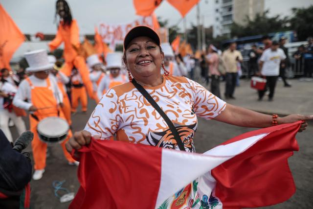 A supporter of Peru’s presidential candidate for the Fuerza Popular party, Keiko Fujimori, holds a Peruvian flag as they wait for her arrival at a closing campaign rally in Lima on June 4, 2026. Right-wing candidate Keiko Fujimori and leftist Roberto Sanchez will face off in Peru's presidential runoff on June 7, 2026. (Photo by Anthony NINO DE GUZMAN / AFP)