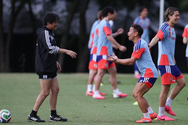 Japan’s defender Yuto Nagatomo (R) takes part in a training session at the Club Monterrey Training Center at El Barrial in Santiago, Nuevo Leon State, Mexico, on June 4, 2026, ahead of the FIFA 2026 World Cup football tournament. (Photo by Julio Cesar AGUILAR / AFP)
