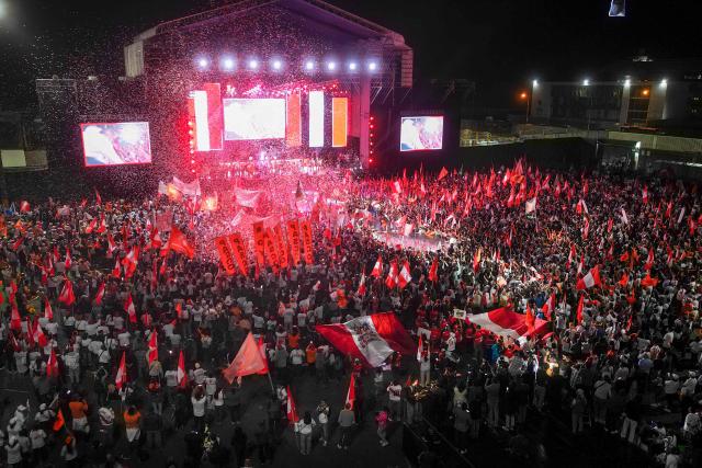Peru's presidential candidate for the Fuerza Popular party, Keiko Fujimori, waves to supporters during her closing campaign rally in Lima on June 4, 2026. Right-wing candidate Keiko Fujimori and leftist Roberto Sanchez will face off in Peru's presidential runoff on June 7, 2026. (Photo by Anthony NINO DE GUZMAN / AFP)