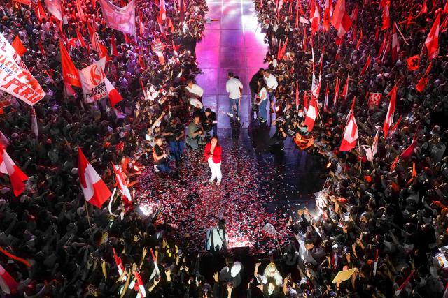 This aerial view shows Peru's presidential candidate for the Fuerza Popular party, Keiko Fujimori, speaking to supporters during her closing campaign rally in Lima on June 4, 2026. Right-wing candidate Keiko Fujimori and leftist Roberto Sanchez will face off in Peru's presidential runoff on June 7, 2026. (Photo by Anthony NINO DE GUZMAN / AFP)