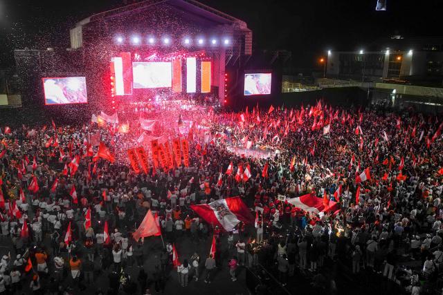 This aerial view shows Peru's presidential candidate for the Fuerza Popular party, Keiko Fujimori, speaking to supporters during her closing campaign rally in Lima on June 4, 2026. Right-wing candidate Keiko Fujimori and leftist Roberto Sanchez will face off in Peru's presidential runoff on June 7, 2026. (Photo by Anthony NINO DE GUZMAN / AFP)