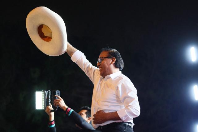 Peru's presidential candidate for the Juntos por el Peru party, Roberto Sanchez, waves to supporters during his closing campaign rally in Lima on June 4, 2026. Right-wing candidate Keiko Fujimori and leftist Roberto Sanchez will face off in Peru's presidential runoff on June 7, 2026. (Photo by Connie FRANCE / AFP)