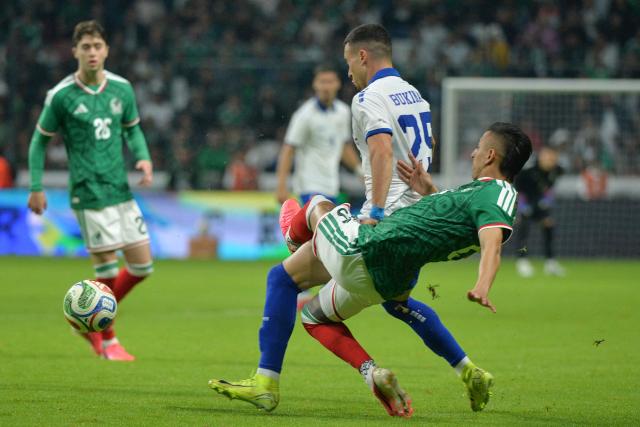 Serbia's defender #25 Stefan Bukinac and Mexico's midfielder #25 Roberto Alvarado fight for the ball during the international friendly football match between Mexico and Serbia at the Nemesio Diez Stadium in Toluca, Mexico on June 4, 2026. (Photo by Mario Vazquez / AFP)