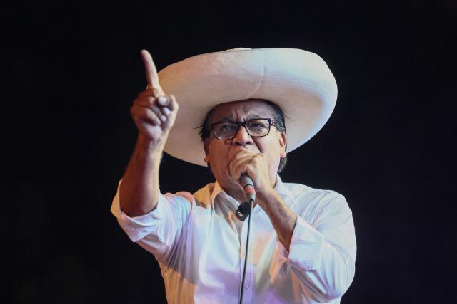 Peru's presidential candidate for the Juntos por el Peru party, Roberto Sanchez, gestures as he speaks to supporters during his closing campaign rally in Lima on June 4, 2026. Right-wing candidate Keiko Fujimori and leftist Roberto Sanchez will face off in Peru's presidential runoff on June 7, 2026. (Photo by Connie FRANCE / AFP)