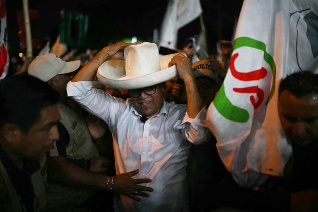 Peru's presidential candidate for the Juntos por el Peru party, Roberto Sanchez, arrives to his closing campaign rally in Lima on June 4, 2026. Right-wing candidate Keiko Fujimori and leftist Roberto Sanchez will face off in Peru's presidential runoff on June 7, 2026. (Photo by ERNESTO BENAVIDES / AFP)