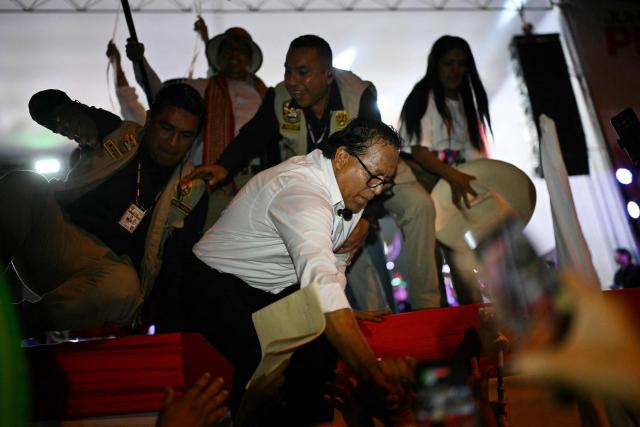 Peru's presidential candidate for the Juntos por el Peru party, Roberto Sanchez, greets supporters during his closing campaign rally in Lima on June 4, 2026. Right-wing candidate Keiko Fujimori and leftist Roberto Sanchez will face off in Peru's presidential runoff on June 7, 2026. (Photo by ERNESTO BENAVIDES / AFP)