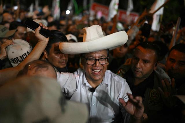 Peru's presidential candidate for the Juntos por el Peru party, Roberto Sanchez, greets supporters during his closing campaign rally in Lima on June 4, 2026. Right-wing candidate Keiko Fujimori and leftist Roberto Sanchez will face off in Peru's presidential runoff on June 7, 2026. (Photo by ERNESTO BENAVIDES / AFP)