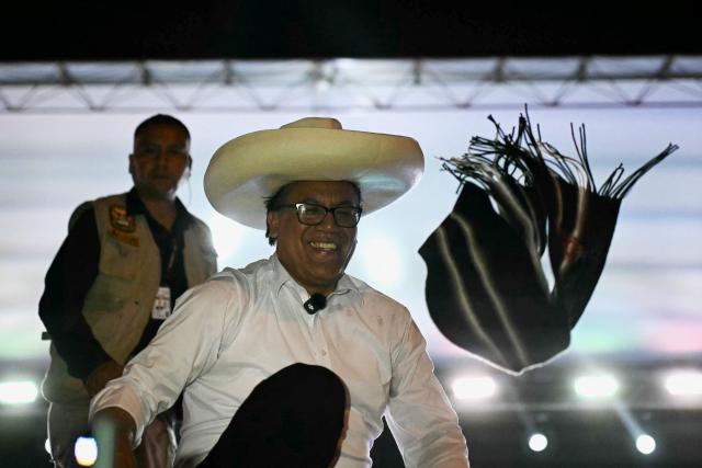 Peru's presidential candidate for the Juntos por el Peru party, Roberto Sanchez, receives a scarf from a supporter during his closing campaign rally in Lima on June 4, 2026. Right-wing candidate Keiko Fujimori and leftist Roberto Sanchez will face off in Peru's presidential runoff on June 7, 2026. (Photo by ERNESTO BENAVIDES / AFP)