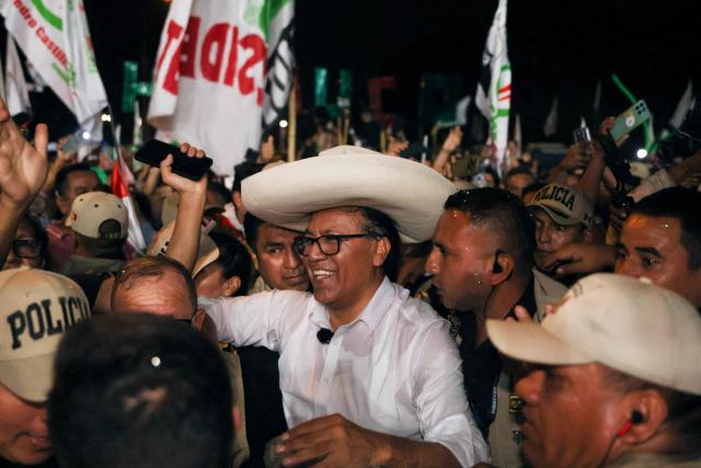 Peru's presidential candidate for the Juntos por el Peru party, Roberto Sanchez, greets to supporters during his closing campaign rally in Lima on June 4, 2026. Right-wing candidate Keiko Fujimori and leftist Roberto Sanchez will face off in Peru's presidential runoff on June 7, 2026. (Photo by Connie FRANCE / AFP)