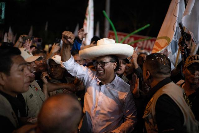 Roberto Sanchez, Peru's presidential candidate for the Juntos por el Peru party, greets supporters during his closing campaign rally in Lima on June 4, 2026. Right-wing candidate Keiko Fujimori and leftist Roberto Sanchez will face off in Peru's presidential runoff on June 7, 2026. (Photo by Ernesto BENAVIDES / AFP)