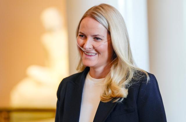 (FILES) Crown Princess Mette-Marit of Norway smiles as she arrives for a reception of the Norwegian athletes who took part in the Paralympics in Milano Cortina 2026, at the Royal Palace in Oslo, Norway, on April 10, 2026. Norway's Crown Princess Mette-Marit, who suffers from an incurable lung disease and whose health has recently deteriorated, has been placed on a waiting list for a lung transplant, the royal palace announced on June 5, 2026. (Photo by Lise Åserud / NTB / AFP) / Norway OUT