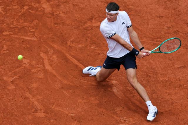 Czech Republic's Jakub Mensik plays a backhand return to Germany's Alexander Zverev during their men's semi final singles match on day 13 of the French Open tennis tournament on Court Philippe-Chatrier at the Roland-Garros Complex in Paris on June 5, 2026. (Photo by Thomas SAMSON / AFP)