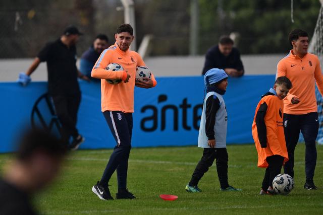 Uruguay's Federico Valverde (L) takes part in a farewell activity with children ahead of the departure of the sqad for the FIFA World Cup 2026, at the Tito LOpez Lopez stadium in Pando, Canelones department, Uruguay on June 5, 2026. (Photo by Dante FERNANDEZ / AFP)