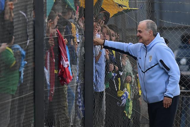 Uruguay's fnational football team coach, Argentinian Marcelo Bielsa, greets fans during a farewell activity with children ahead of the departure of the sqad for the FIFA World Cup 2026, at the Tito LOpez Lopez stadium in Pando, Canelones department, Uruguay on June 5, 2026. (Photo by Dante FERNANDEZ / AFP)