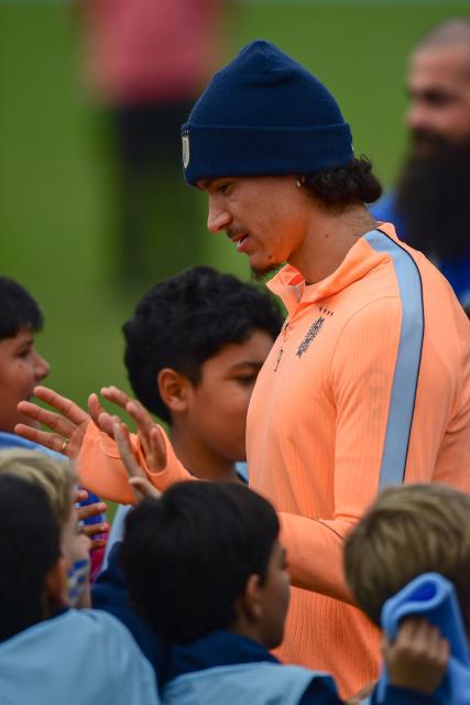 Uruguay's forward Darwin Nunez greets fans during a farewell activity with children ahead of the departure of the squad for the FIFA World Cup 2026, at the Tito LOpez Lopez stadium in Pando, Canelones department, Uruguay on June 5, 2026. (Photo by Dante FERNANDEZ / AFP)