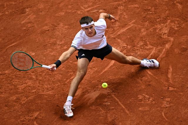 Czech Republic's Jakub Mensik plays a forehand return to Germany's Alexander Zverev during their men's semi final singles match on day 13 of the French Open tennis tournament on Court Philippe-Chatrier at the Roland-Garros Complex in Paris on June 5, 2026. (Photo by JULIEN DE ROSA / AFP)