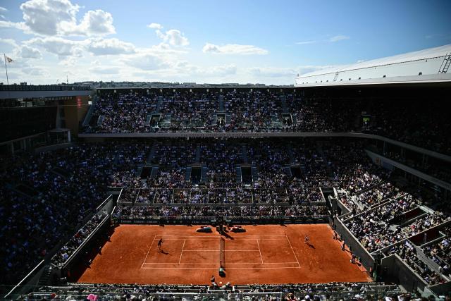 Germany's Alexander Zverev (L) plays a backhand return to Czech Republic's Jakub Mensik during their men's semi final singles match on day 13 of the French Open tennis tournament on Court Philippe-Chatrier at the Roland-Garros Complex in Paris on June 5, 2026. (Photo by JULIEN DE ROSA / AFP)