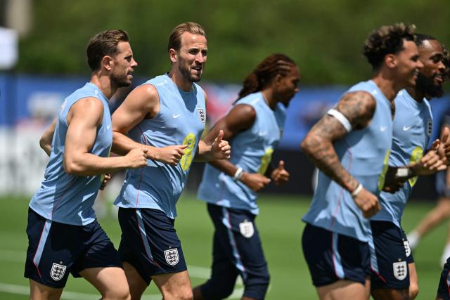 (L/R) England's Jordan Henderson and Harry Kane participate in a training session with teammates at The Gardens North County District Park in Palm Beach Gardens, Florida on June 5, 2026, the day before a friendly match against New Zealand. (From L) Guest, England's midfielder Jordan Henderson, Bayern Munich's English forward #09 Harry Kane, Guest, Manchester City's English midfielder #75 Nico O'Reilly and Guest (Photo by CHANDAN KHANNA / AFP)
