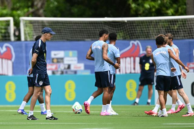 England's German head coach Thomas Tuchel (L) looks on during a training session at The Gardens North County District Park in Palm Beach Gardens, Florida on June 5, 2026, the day before a friendly match against New Zealand. (Photo by CHANDAN KHANNA / AFP)