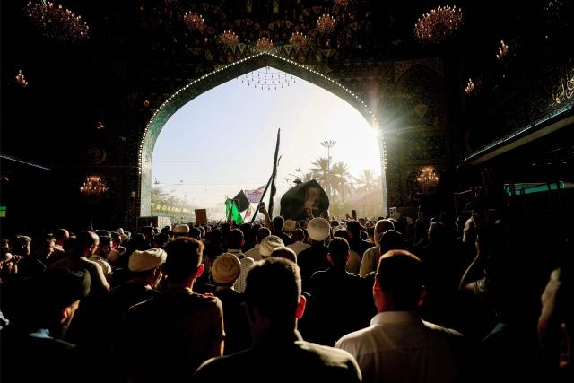 Mourners accompany the casket during the funeral of Iraqi Shia Muslim cleric and Grand Ayatollah Mohammad Ishaq al-Fayyad in Iraq's central holy city of Karbala on June 5, 2026. (Photo by Karrar Jabbar / AFP)