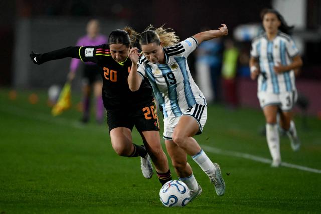 Peru's forward #20 Valerie Gherson and Argentina's forward #19 Agostina Holzheier fight for the ball during the CONMEBOL Nations League Women football match between Argentina and Peru at the Florencio Sola stadium in Buenos Aires on June 5, 2026. (Photo by Luis ROBAYO / AFP)