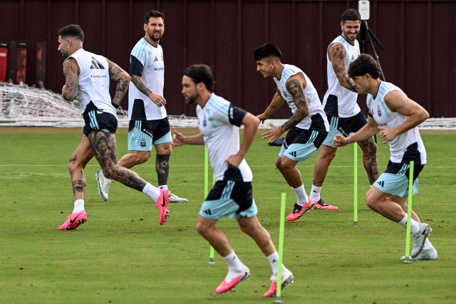 Argentina's forward Lionel Messi (rear L) and midfielder Rodrigo De Paul (rear R) watches as teammates practice a drill during a training session at Kyle Field in College Station, Texas, on June 5, 2026. Argentina will face Honduras in a friendly match on June 6, 2026. (Photo by RONALDO SCHEMIDT / AFP)