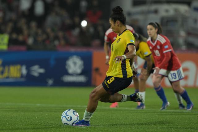 Ecuador's forward #09 Nayely Bolanos shoots from the penalty spots and scores a goal during the CONMEBOL Nations League Women football match between Chile and Ecuador at the National Stadium in Santiago on June 5, 2026. (Photo by Rodrigo ARANGUA / AFP)