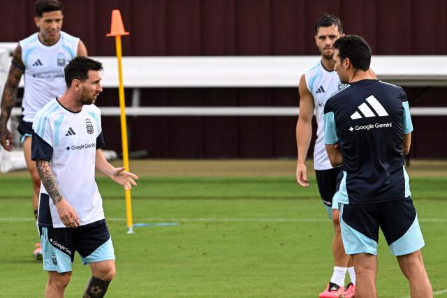 Argentina's forward Lionel Messi (L) talks to head coach Lionel Scaloni during a training session at Kyle Field in College Station, Texas, on June 5, 2026. Argentina will face Honduras in a friendly match on June 6, 2026. (Photo by RONALDO SCHEMIDT / AFP)