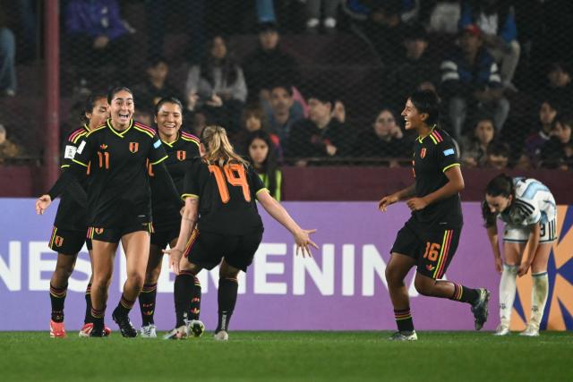 Peru's midfielder #11 Cherrie Cox celebrates with her teamamtes after scoring an equalising goal during the CONMEBOL Nations League Women football match between Argentina and Peru at the Florencio Sola stadium in Buenos Aires on June 5, 2026. (Photo by Luis ROBAYO / AFP)