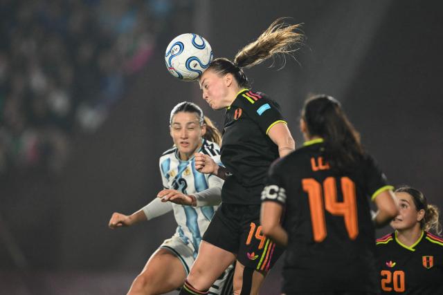 Peru's midfielder #19 Andrea Thorisson heads the ball past Argentina's forward #22 Mercedez Diz during the CONMEBOL Nations League Women football match between Argentina and Peru at the Florencio Sola stadium in Buenos Aires on June 5, 2026. (Photo by Luis ROBAYO / AFP)