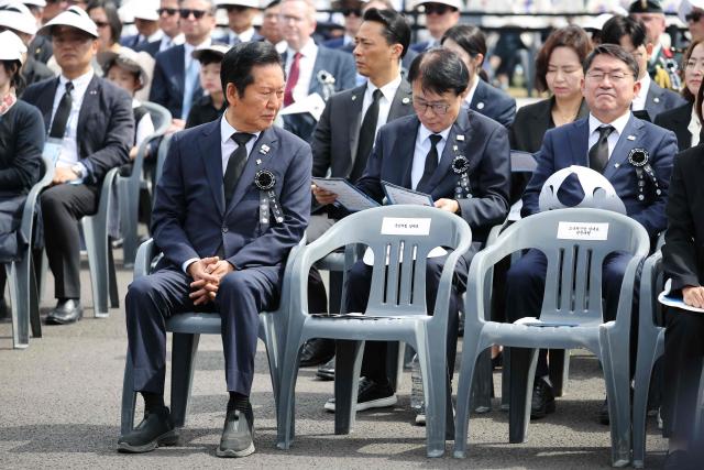 South Korea's ruling Democratic Party leader Jung Chung-rae looks at an empty chair for main opposition People Power Party leader Jang Dong-hyeok during a ceremony marking the 71st Memorial Day to commemorate veterans and independent activists at the National Cemetery in Seoul on June 6, 2026. (Photo by KIM HONG-JI / POOL / AFP)