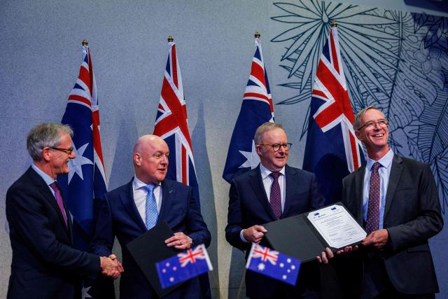 New Zealand Prime Minister Christopher Luxon (2nd-L), Australian Prime Minister Anthony Albanese (2nd-R), New Zealand Synchrotron Group director Brett Cowan (L) and Australia Synchrotron Group and Nuclear Science and Technology Organisation (ANSTO) director Michael James smile after the signing of a preferred access agreement following the annual Australia–New Zealand Leaders' Meeting in Noosa on June 6, 2026. (Photo by Patrick HAMILTON / AFP)