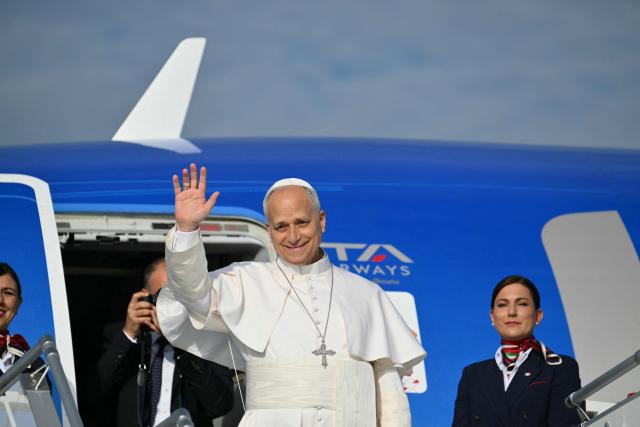 Pope Leo XIV salutes as he prepares to board his plane heading to Madrid at Rome's Fiumicino airport, on June 6, 2026. Pope Leo XIV is visiting Spain June 6-12 with stops in Madrid, Barcelona, and the Canary Islands, where he will meet with migrants and organisations dedicated to helping them. (Photo by Alberto PIZZOLI / AFP)