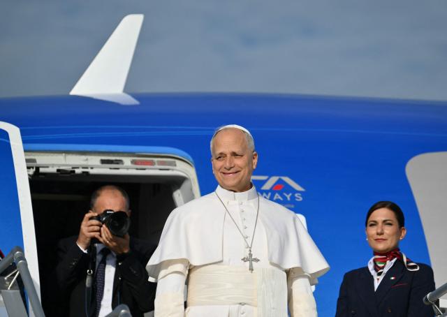 Pope Leo XIV salutes as he prepares to board his plane heading to Madrid at Rome's Fiumicino airport, on June 6, 2026. Pope Leo XIV is visiting Spain June 6-12 with stops in Madrid, Barcelona, and the Canary Islands, where he will meet with migrants and organisations dedicated to helping them. (Photo by Alberto PIZZOLI / AFP)