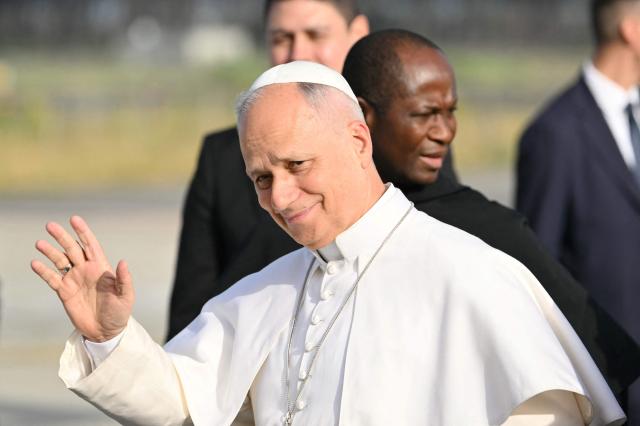 Pope Leo XIV salutes as he prepares to board his plane heading to Madrid at Rome's Fiumicino airport, on June 6, 2026. Pope Leo XIV is visiting Spain June 6-12 with stops in Madrid, Barcelona, and the Canary Islands, where he will meet with migrants and organisations dedicated to helping them. (Photo by Alberto PIZZOLI / AFP)