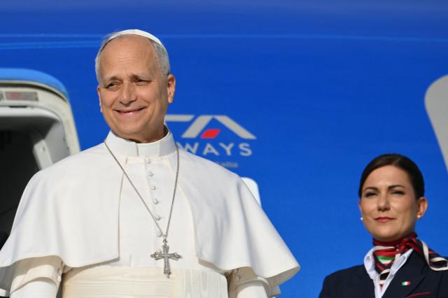 Pope Leo XIV salutes as he prepares to board his plane heading to Madrid at Rome's Fiumicino airport, on June 6, 2026. Pope Leo XIV is visiting Spain June 6-12 with stops in Madrid, Barcelona, and the Canary Islands, where he will meet with migrants and organisations dedicated to helping them. (Photo by Alberto PIZZOLI / AFP)
